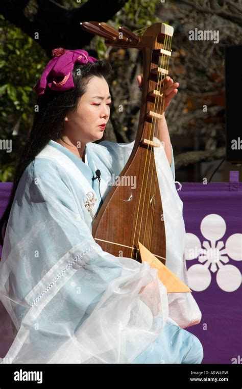 Dōkyō's 'Portrait of Biwa Player,'  Harmonious Hues and Ethereal Expressions!