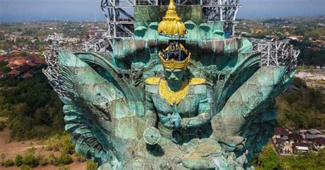 Garuda Wisnu Kencana! Uma Escultura Monumental de Poder Divino e Elegância Racional!